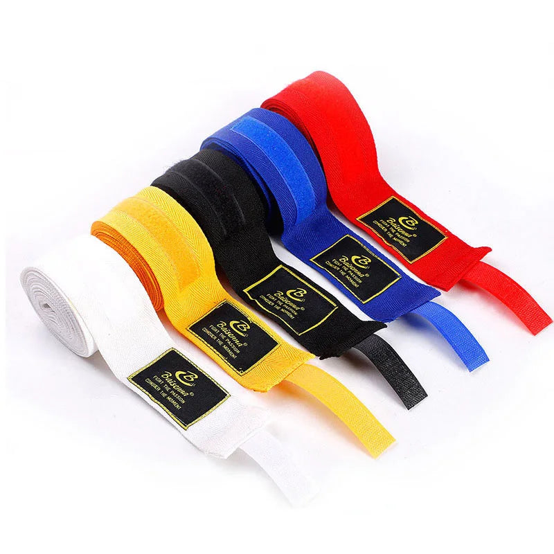 Bandes de boxe en coton 2Punch pour MMA et boxe, confortables et résistantes, enroulées autour d'une main de boxeur.