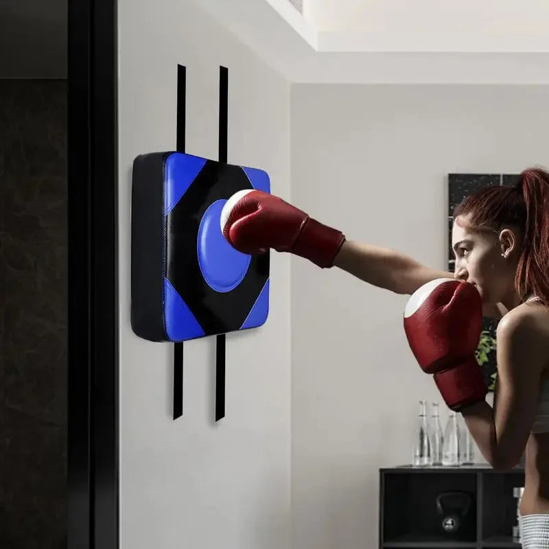 Cible de boxe murale intelligente 2Punch pour entraînement à domicile, avec surface résistante et système de fixation solide.
